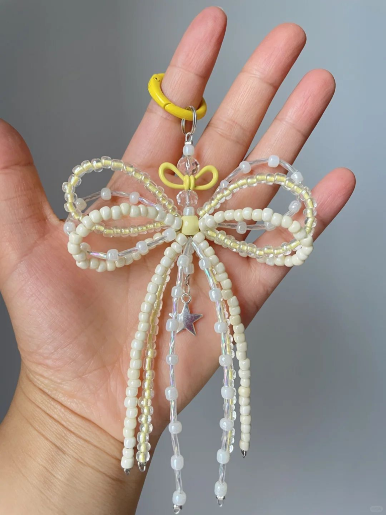 nơ làm từ charm hạt cườm