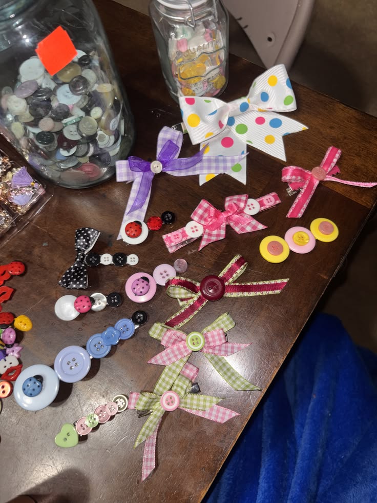 Hướng dẫn chi tiết cách bảo quản nguyên liệu handmade đúng cách để giữ chất lượng lâu dài. Mẹo lưu trữ vải, sáp, tinh dầu, hoa khô, giấy mỹ thuật… giúp tiết kiệm chi phí và luôn sẵn sàng làm đồ handmade.