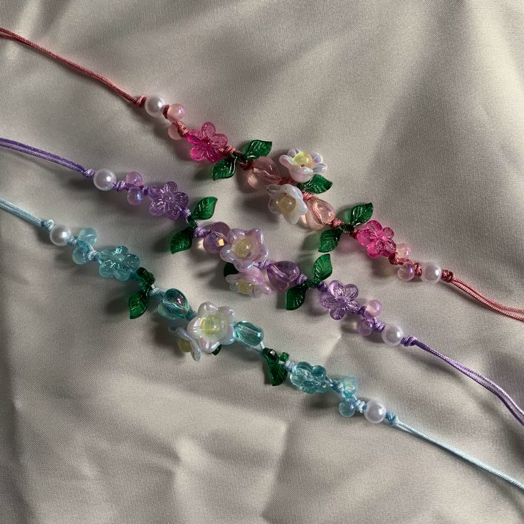 Một chiếc vòng tay handmade phối đá phong thủy tự nhiên và charm độc bản từ Booston chính là lựa chọn điểm 10. Vừa là món trang sức lấp lánh tôn lên cổ tay nàng, vừa mang năng lượng bình an, may mắn để nàng đón một năm mới thật rực rỡ. Cùng tụi mình khám phá 3 concept vòng tay Noel "đốn tim" các bạn nữ nhất nhé!